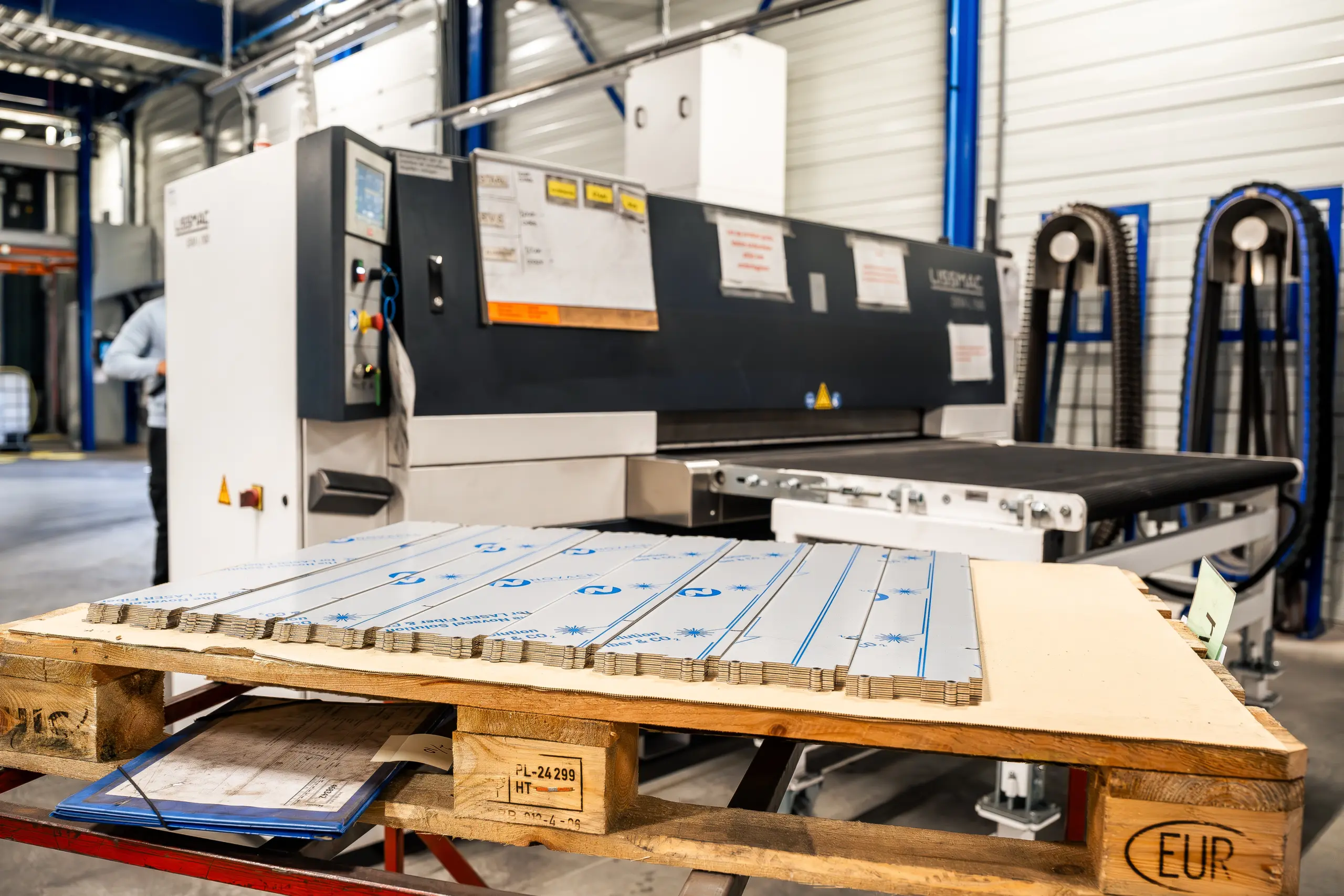 Ontbramen van metalen plaat op een machine.