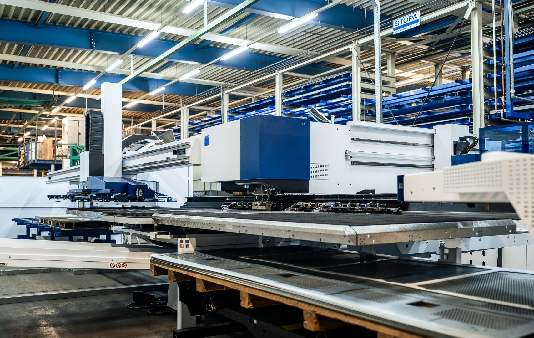 Ponsmachine bij Disselhorst Metaal.