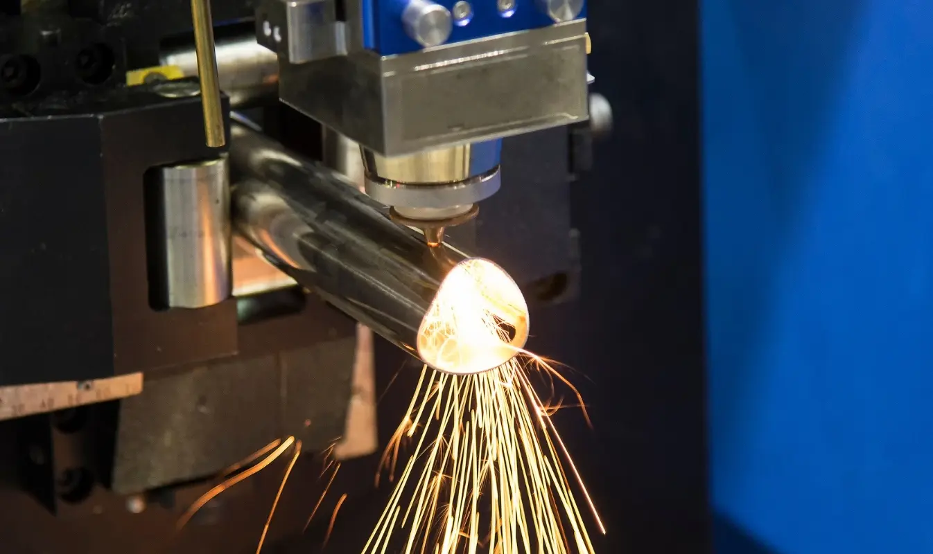 Buislaser in actie, snijdt een metalen buis.